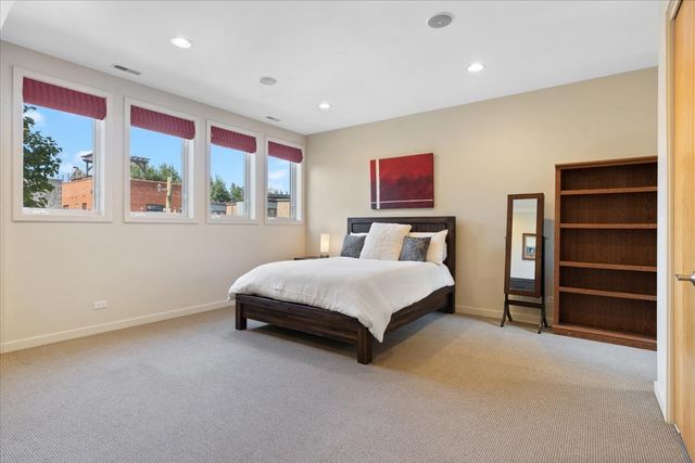 930 W Wolfram Street, Chicago, IL 60657
