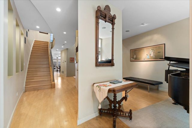 930 W Wolfram Street, Chicago, IL 60657