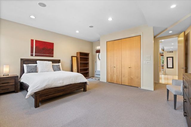 930 W Wolfram Street, Chicago, IL 60657