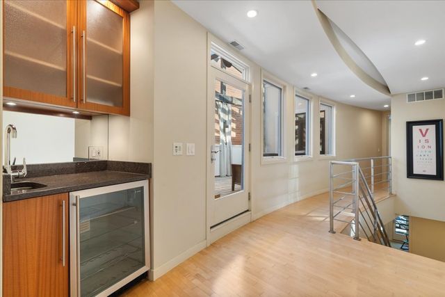 930 W Wolfram Street, Chicago, IL 60657
