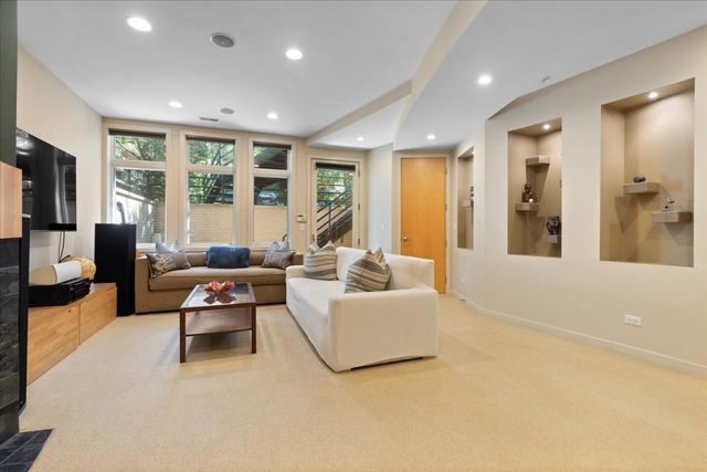 930 W Wolfram Street, Chicago, IL 60657