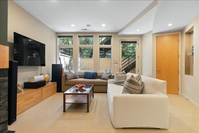 930 W Wolfram Street, Chicago, IL 60657