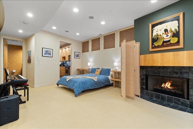 930 W Wolfram Street, Chicago, IL 60657