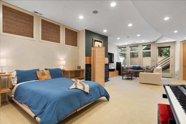 930 W Wolfram Street, Chicago, IL 60657