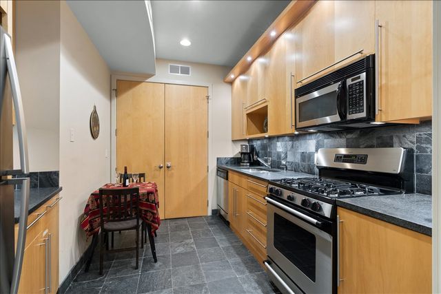 930 W Wolfram Street, Chicago, IL 60657