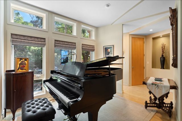 930 W Wolfram Street, Chicago, IL 60657