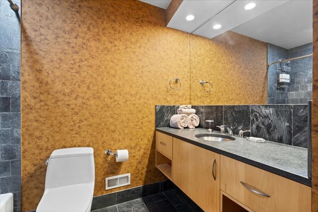 930 W Wolfram Street, Chicago, IL 60657