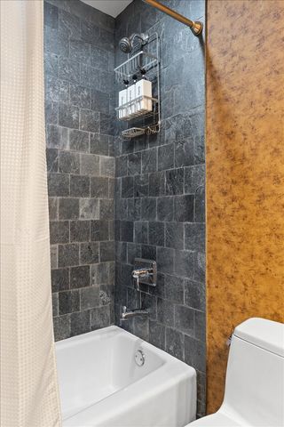 930 W Wolfram Street, Chicago, IL 60657