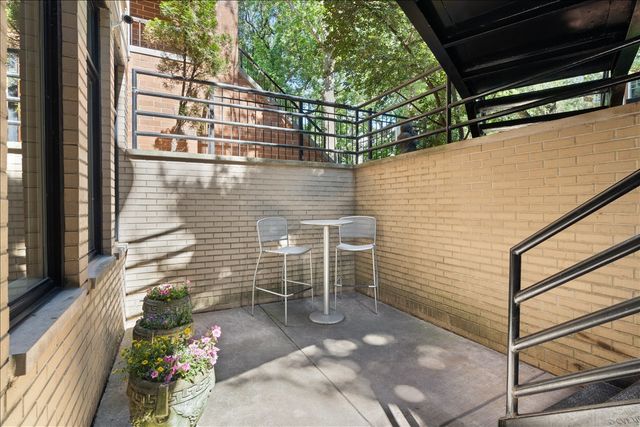 930 W Wolfram Street, Chicago, IL 60657