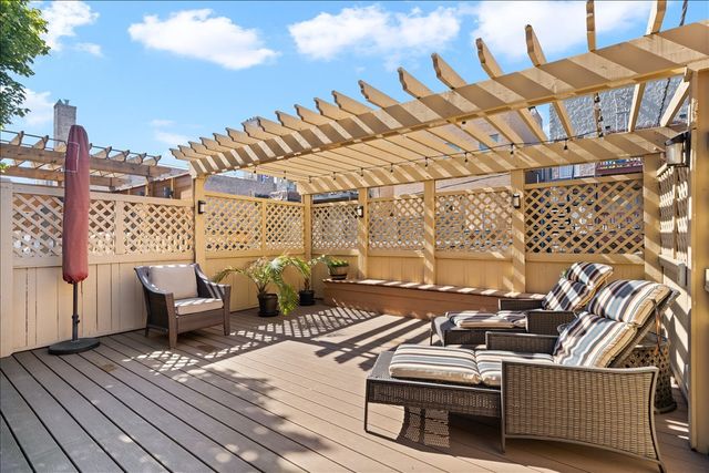 930 W Wolfram Street, Chicago, IL 60657
