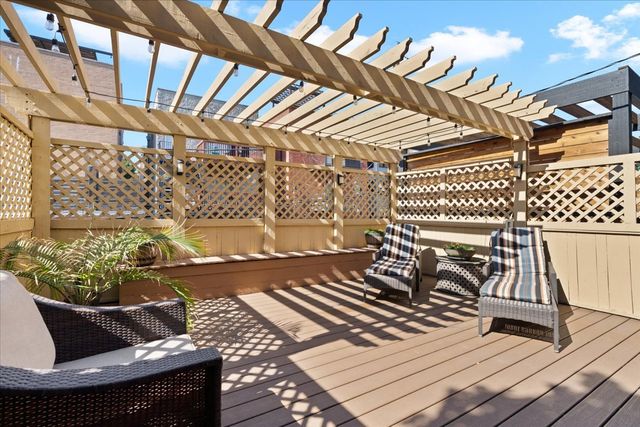 930 W Wolfram Street, Chicago, IL 60657