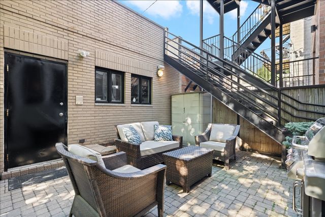 930 W Wolfram Street, Chicago, IL 60657