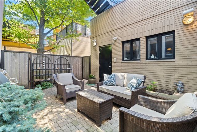 930 W Wolfram Street, Chicago, IL 60657