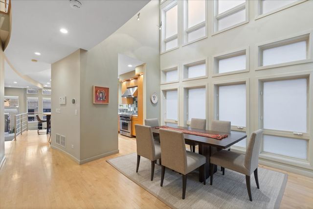 930 W Wolfram Street, Chicago, IL 60657