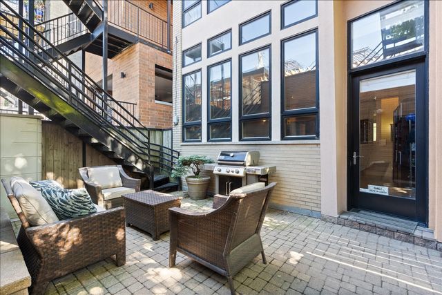 930 W Wolfram Street, Chicago, IL 60657