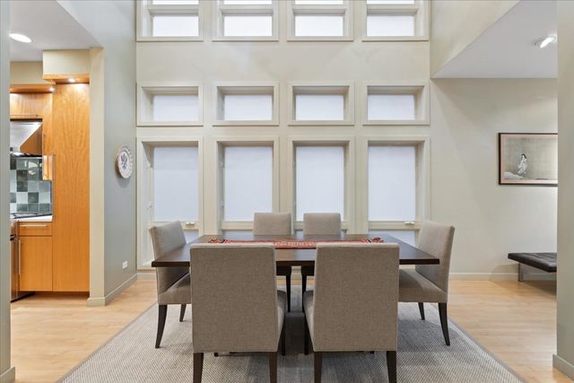 930 W Wolfram Street, Chicago, IL 60657