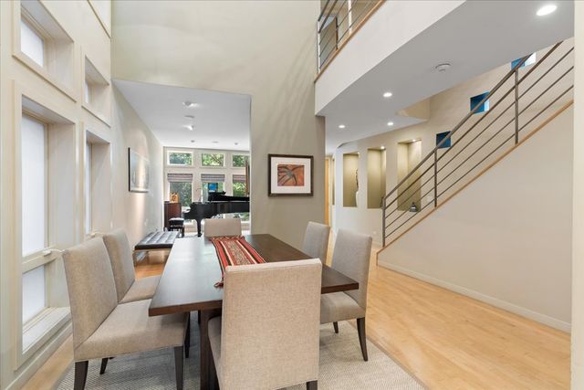 930 W Wolfram Street, Chicago, IL 60657