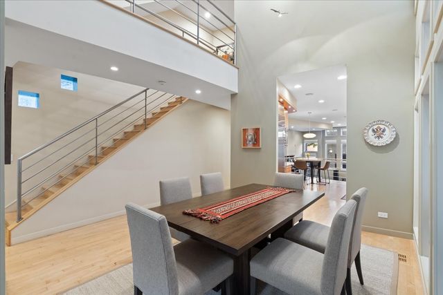 930 W Wolfram Street, Chicago, IL 60657