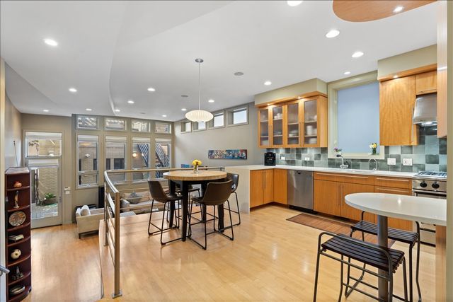 930 W Wolfram Street, Chicago, IL 60657