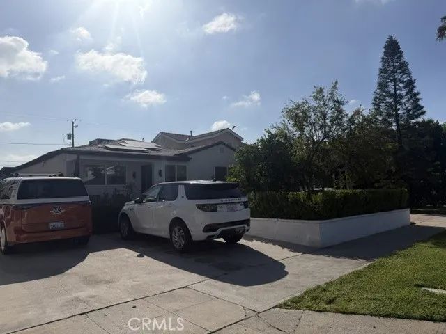 1122 N Beachwood, Burbank, CA 91506
