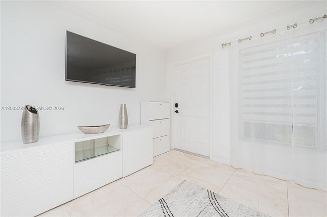 906 NE 6th St 0, Hallandale Beach, FL 33009