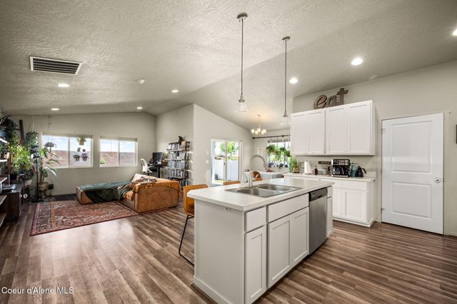 9852 N Berkshire St, Hayden, ID 83835