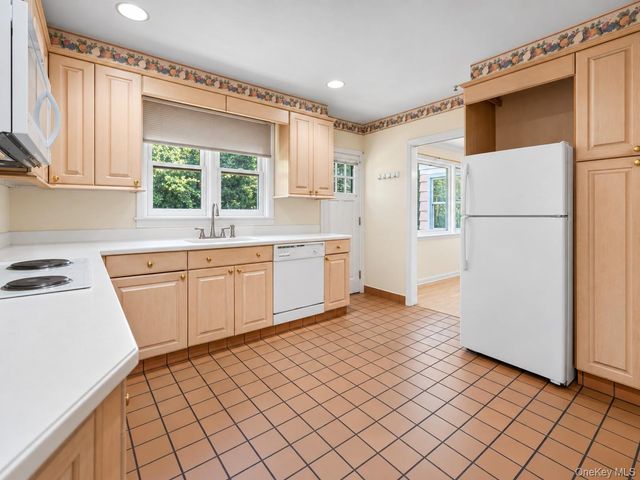 25 Manger Circle, Pelham, NY 10803