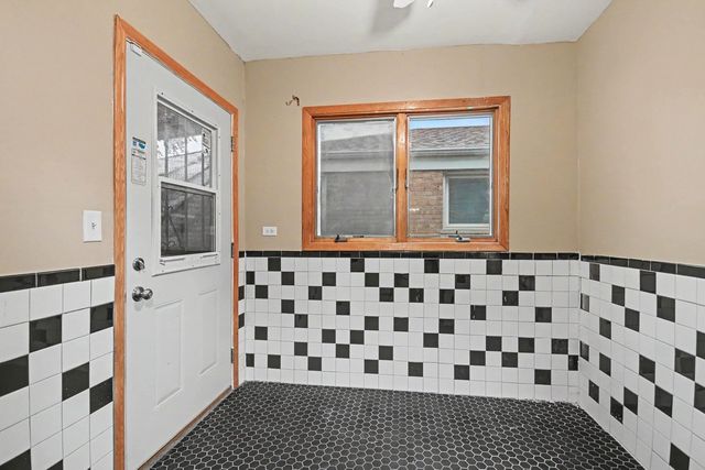 4260 W 82nd Place, Chicago, IL 60652