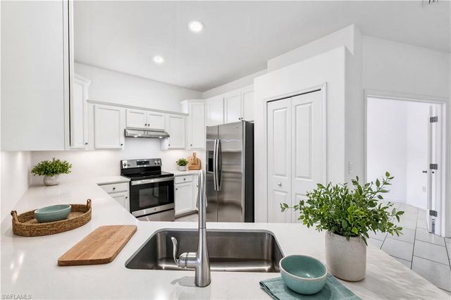 2583 Vine AVE, Naples, FL 34120