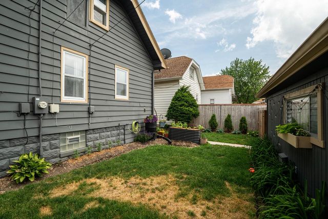 1015 S 76th STREET, West Allis, WI 53214