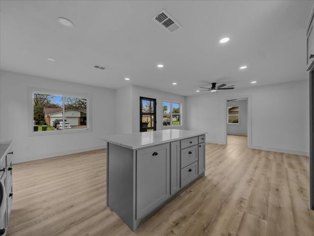 802 Nl Robinson Drive, Arlington, TX 76011