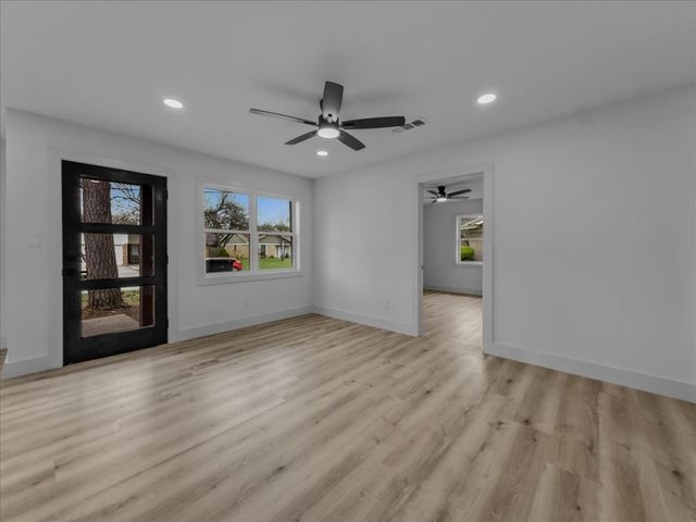 802 Nl Robinson Drive, Arlington, TX 76011