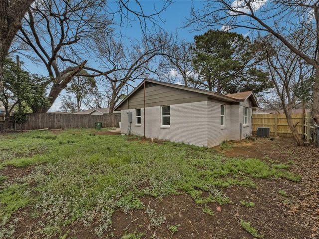 802 Nl Robinson Drive, Arlington, TX 76011