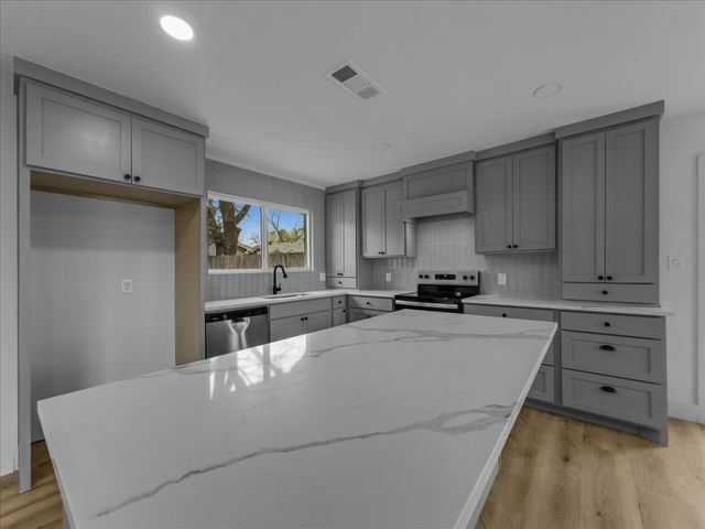 802 Nl Robinson Drive, Arlington, TX 76011