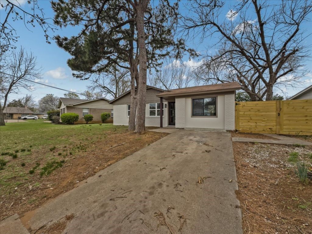 802 Nl Robinson Drive, Arlington, TX 76011