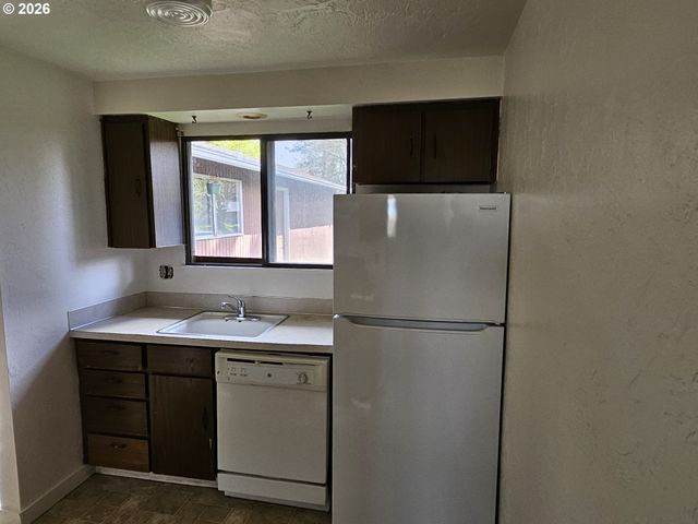 -1 W QUINALT St, Springfield, OR 97477