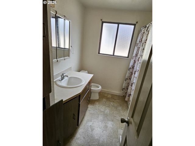 -1 W QUINALT St, Springfield, OR 97477
