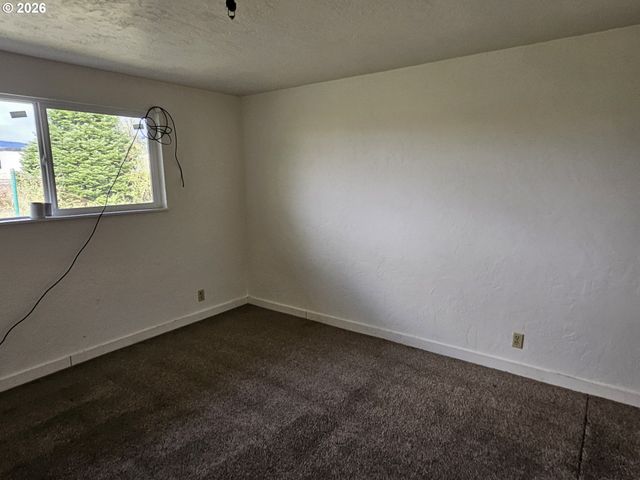 -1 W QUINALT St, Springfield, OR 97477