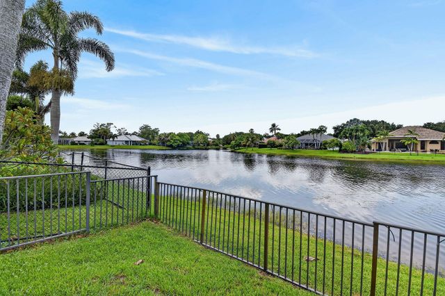 118 Fernwood Crescent, Royal Palm Beach, FL 33411