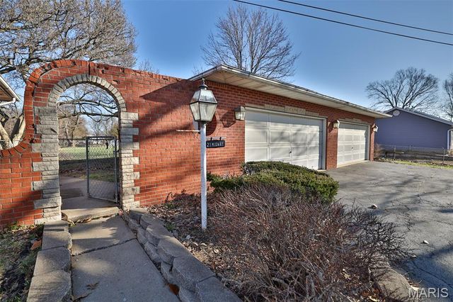 21 Midway Avenue, Cottage Hills, IL 62018