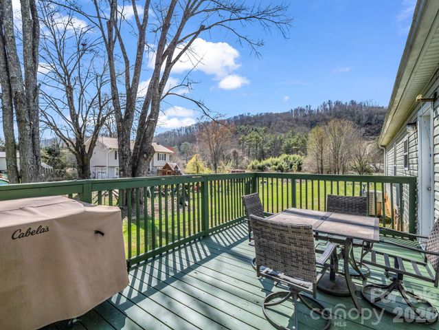 120 Quiet Stream Lane, Hendersonville, NC 28791