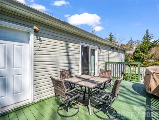 120 Quiet Stream Lane, Hendersonville, NC 28791