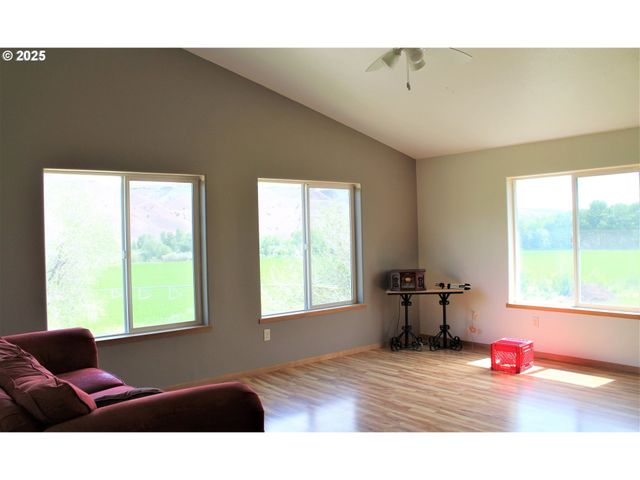 207 W FRANKLIN Ave, Dayville, OR 97825