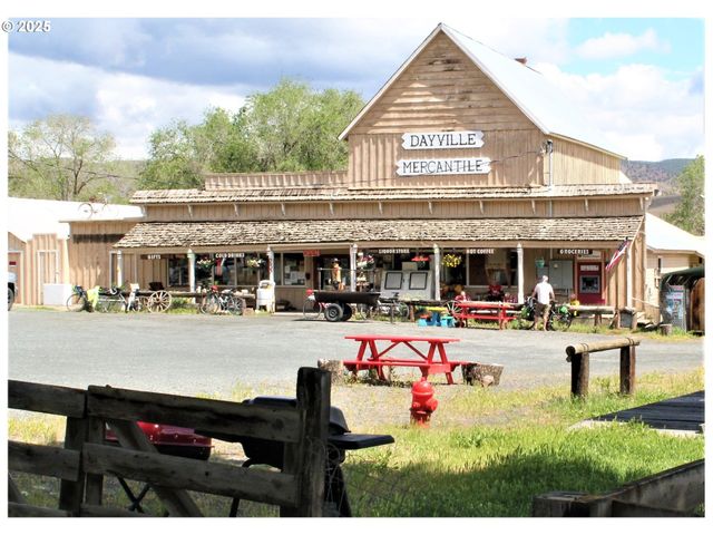 207 W FRANKLIN Ave, Dayville, OR 97825