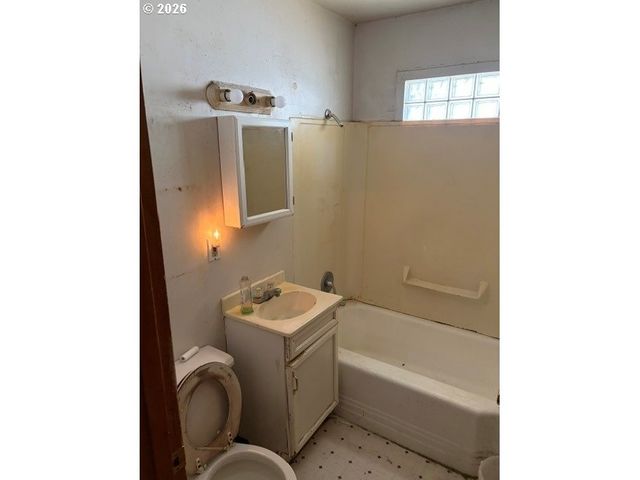 9722 N VAN HOUTEN Ave, Portland, OR 97203