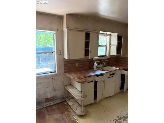 9722 N VAN HOUTEN Ave, Portland, OR 97203