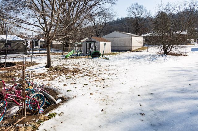 5015 Lesabre Dr, Louisville, KY 40216