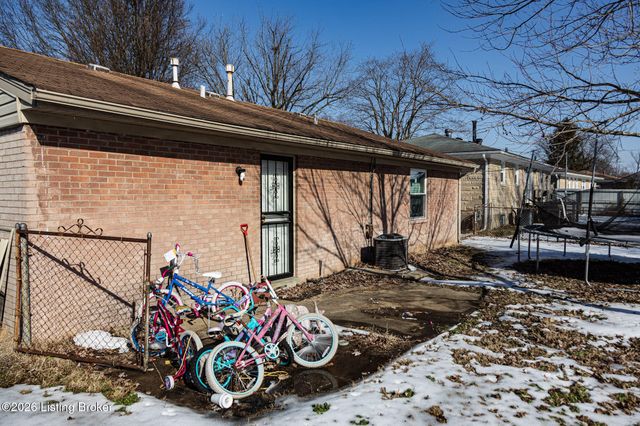 5015 Lesabre Dr, Louisville, KY 40216