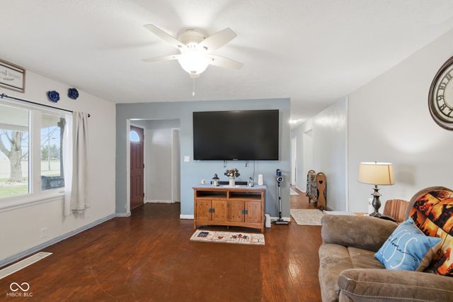 8621 S CR 800 W, Daleville, IN 47334