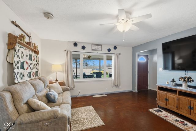 8621 S CR 800 W, Daleville, IN 47334